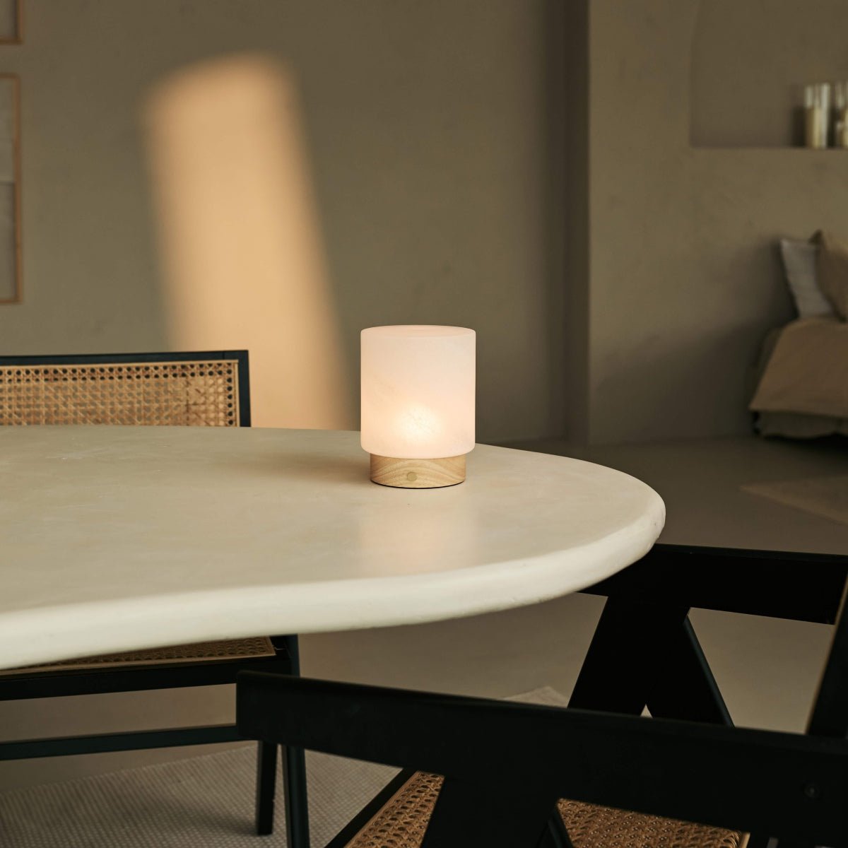 Tavellio-Amsterdam - Pien lichtbruine houten tafellamp - oplaadbaar, dimbaar en tot 100 uur batterij