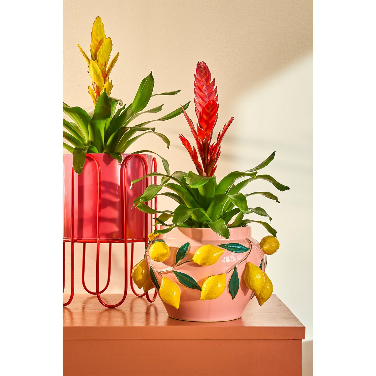 Mica Decorations - Dione Bloempot op Standaard - Set van 2 - H35 x Ø26 cm - Metaal - Rood, Roze