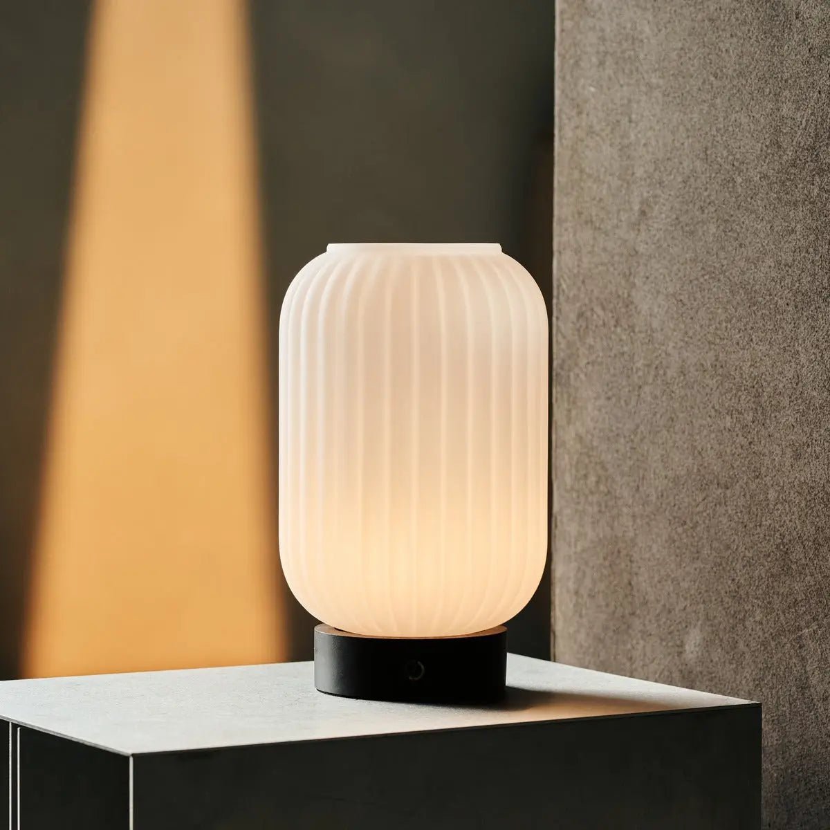 Tavellio-Amsterdam - Lilly donkerbruin unieke oplaadbare lamp - matglaslamp, houten basis, dimable, 3 lichte modi