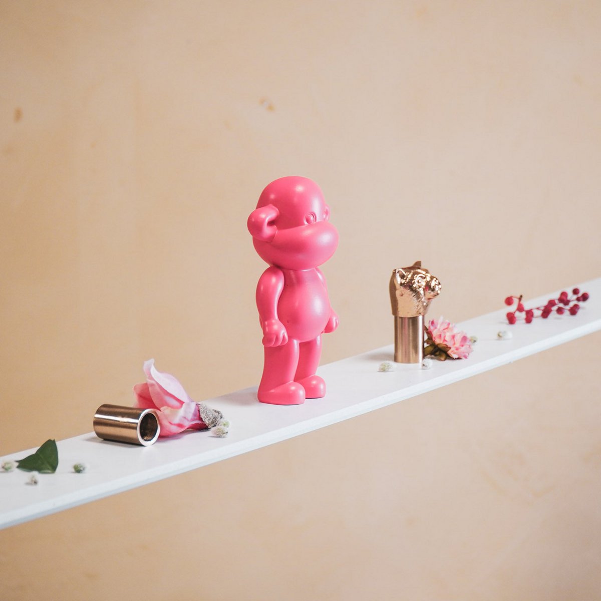 Housevitamin - Ornament - aap -beeldje 'de legende'- polyresin - roze - 11x7x19cm