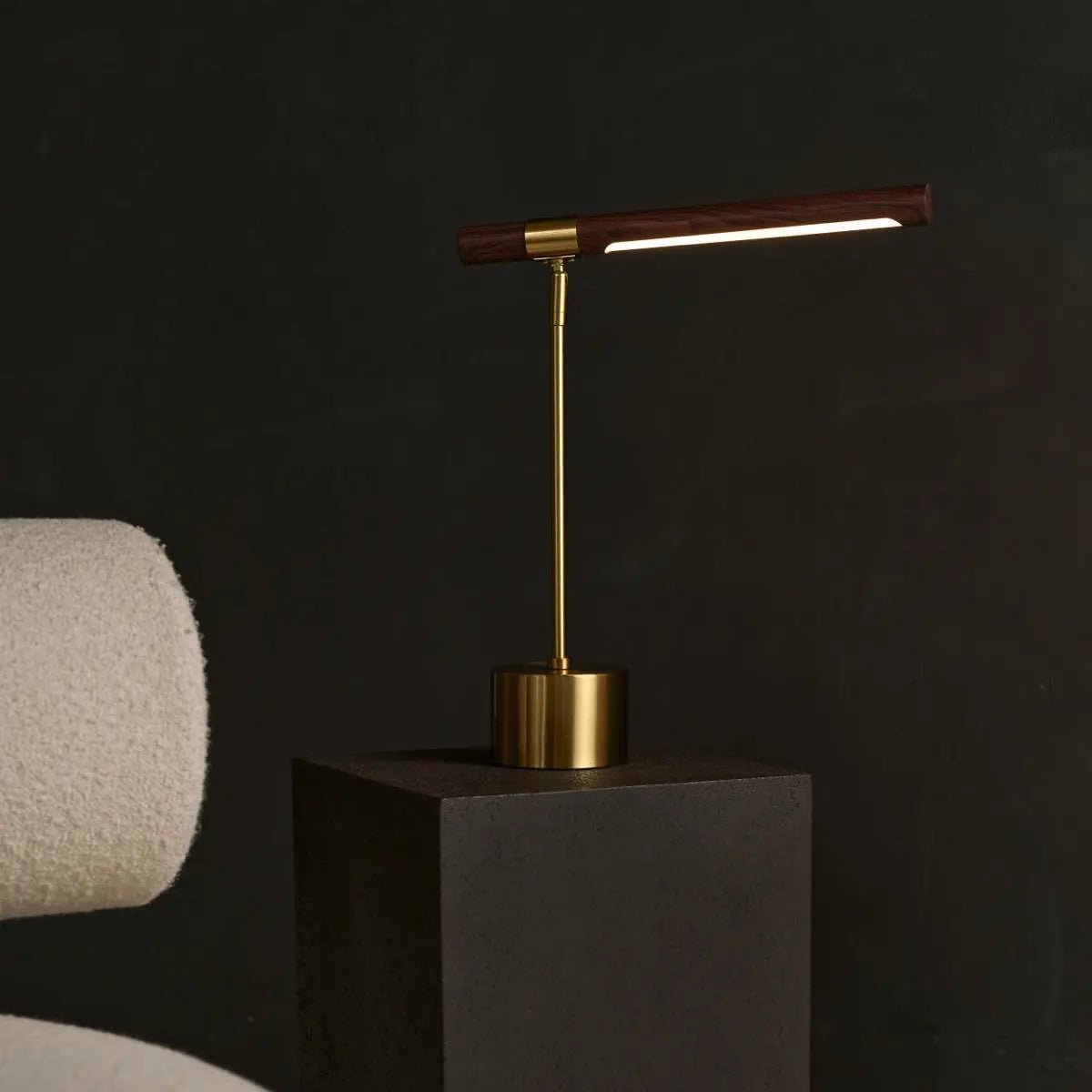 Tavellio-Amsterdam - Livia goudkleurige metalen lamp met hout – verstelbare LED, Scandinavisch design voor kantoor en woonkamer