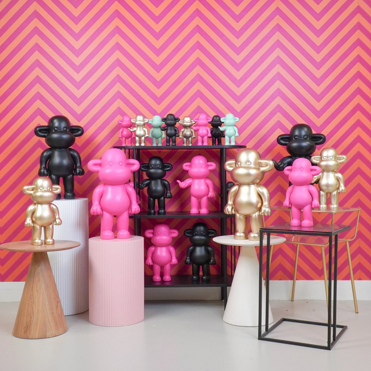 Housevitamin - Ornament - hang los aap beeldje 'de legende'- polyresin - roze - 20,5x13,5x35cm