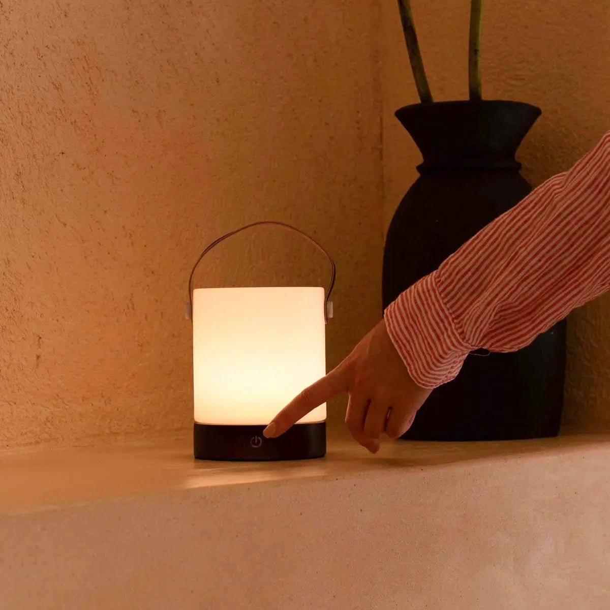 Tavellio-Amsterdam - Avery donkerbruine oplaadbare houten tafellamp – draadloos en dimbaar met leren band