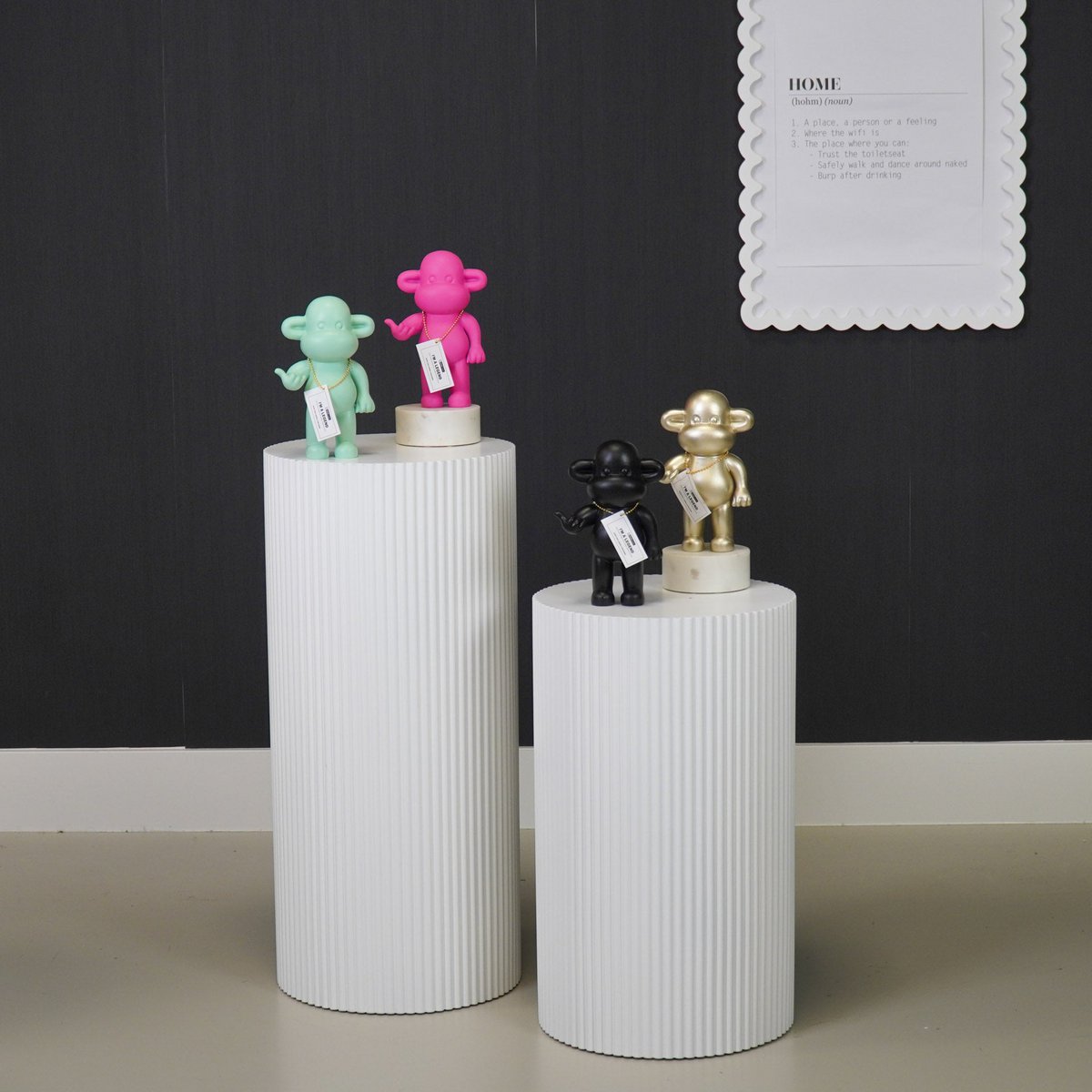 Housevitamin - Ornament - hang losse aap beeldje 'de legende' - polyresin - goud - 11x7x19cm