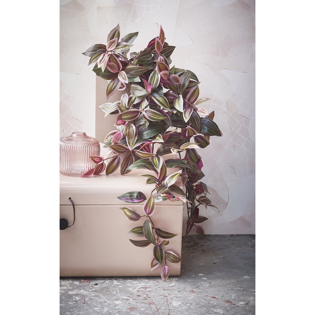Glimmerdekorationen – Tradescantia Künstliche Hängepflanze – L15 x B20 x H54 cm – Bordeaux