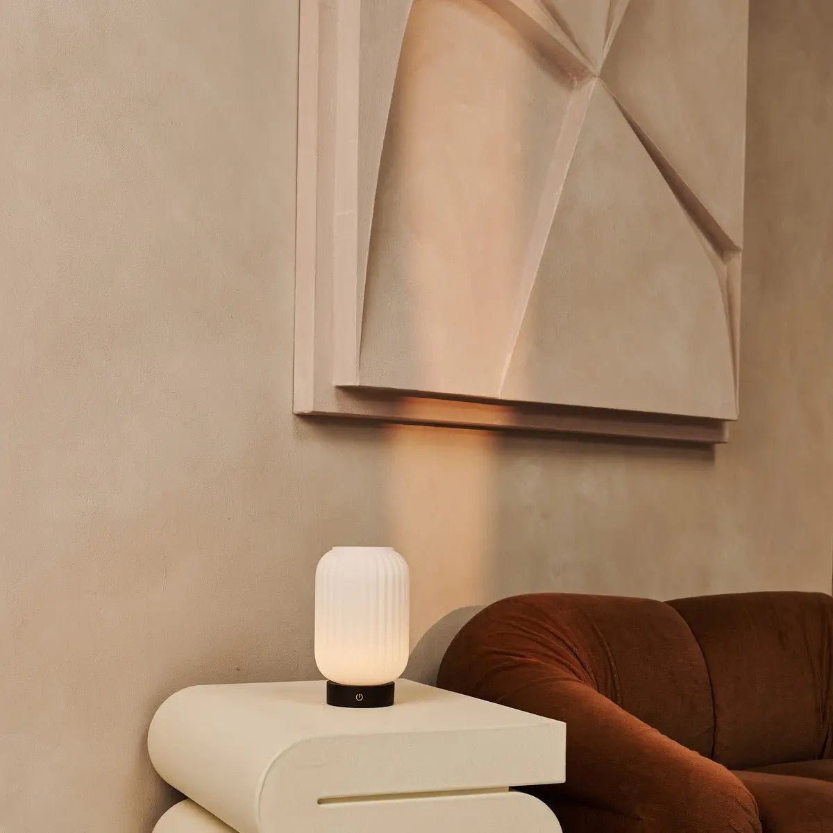 Tavellio-Amsterdam - Lilly donkerbruin unieke oplaadbare lamp - matglaslamp, houten basis, dimable, 3 lichte modi