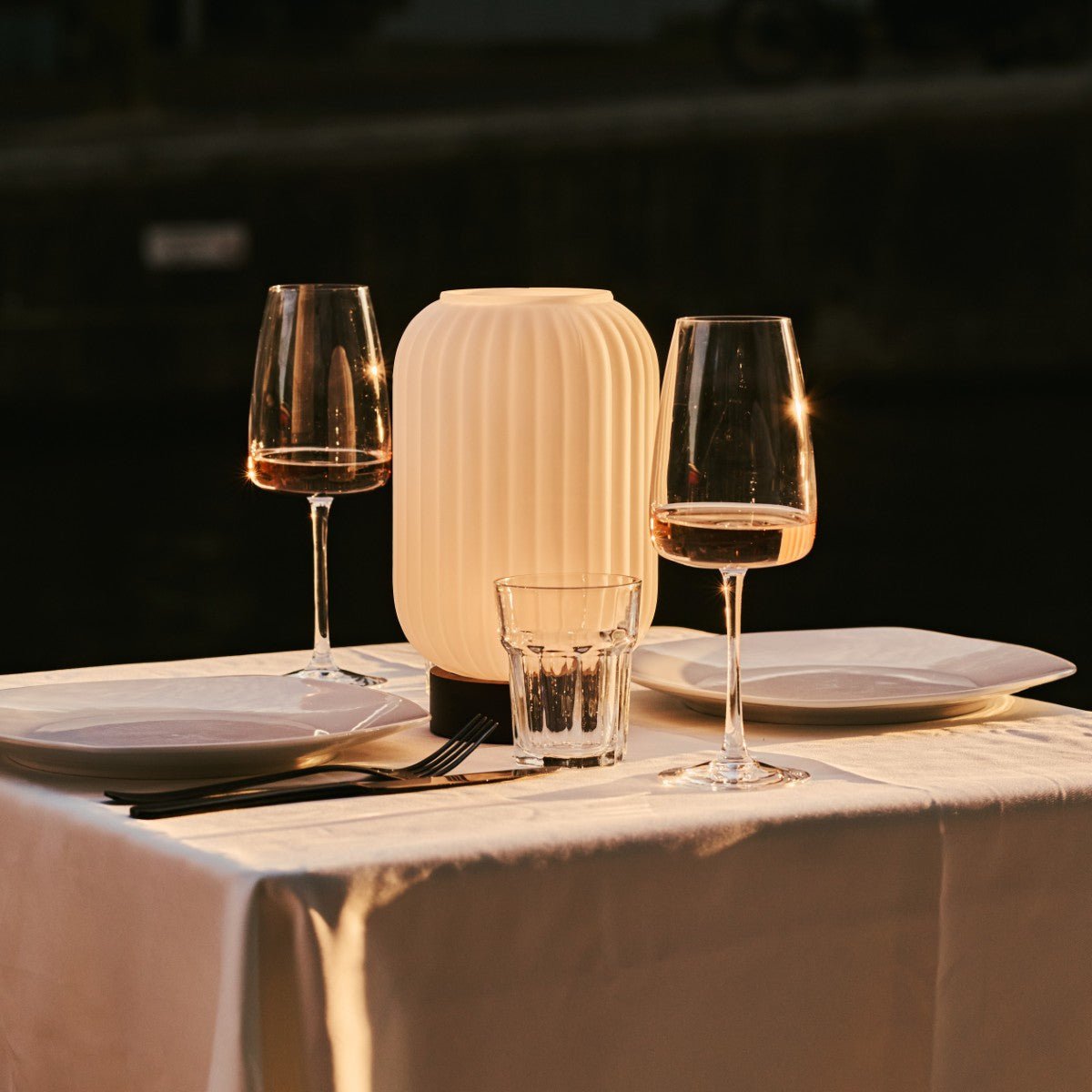 Tavellio-Amsterdam - Lilly donkerbruin unieke oplaadbare lamp - matglaslamp, houten basis, dimable, 3 lichte modi