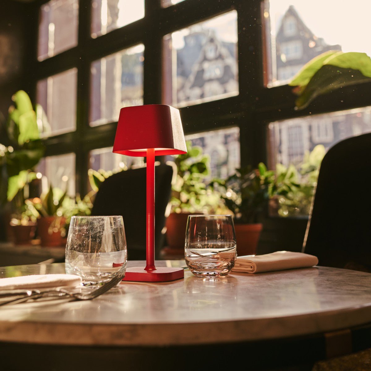 Tavellio-Amsterdam - Ava Berry Red - Oplaadbare tafellamp | Stijlvol, draadloos en dimbaar