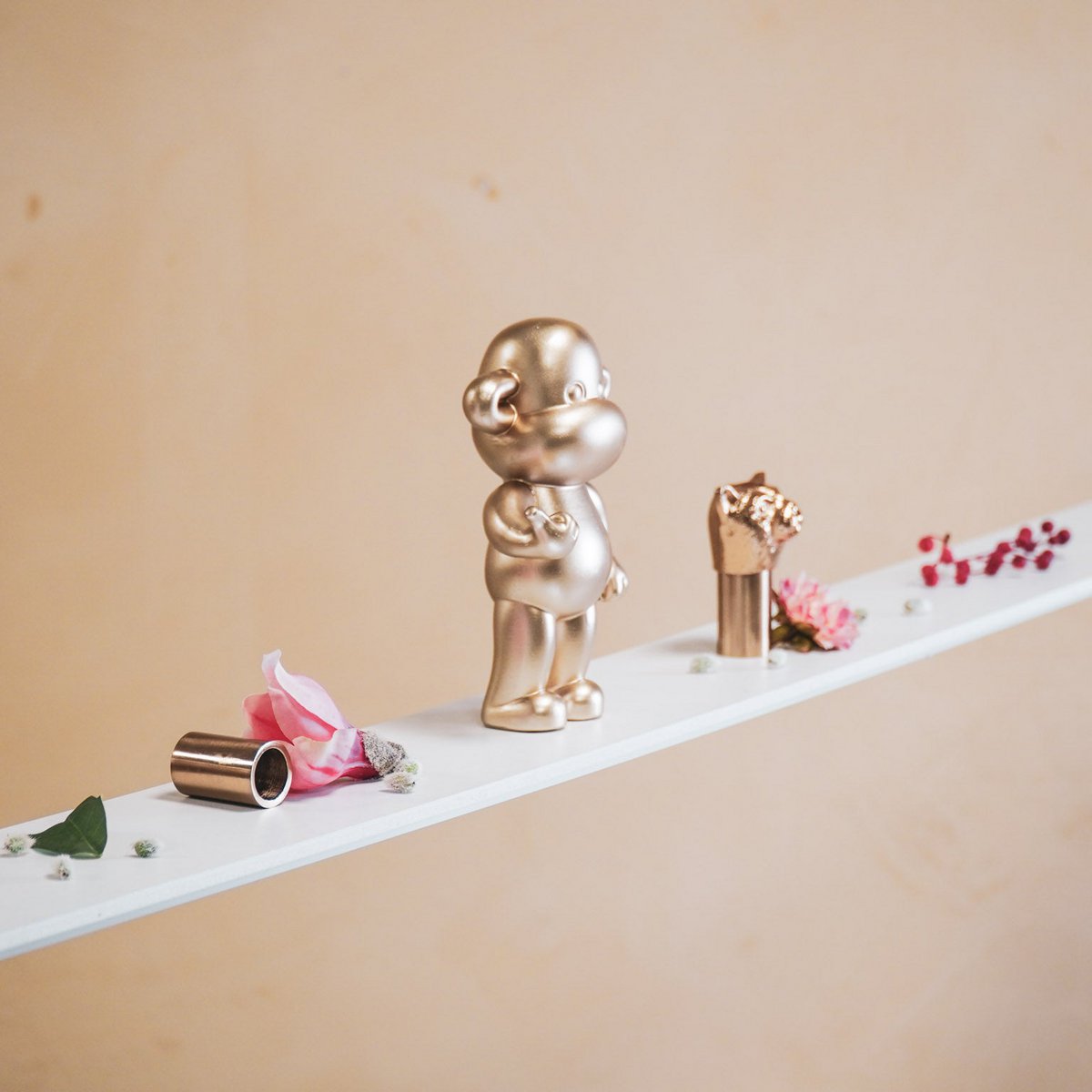 Housevitamin - Ornament - hang losse aap beeldje 'de legende' - polyresin - goud - 11x7x19cm