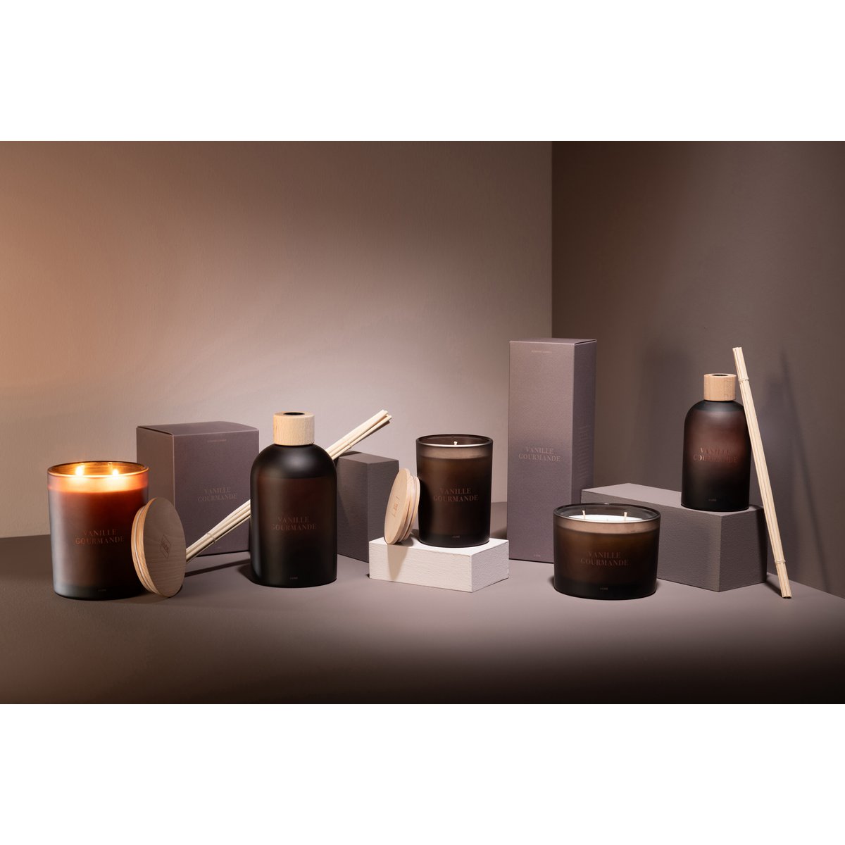 J-Line – Duftkerze Essential Accords – Gourmet-Vanille – Braun