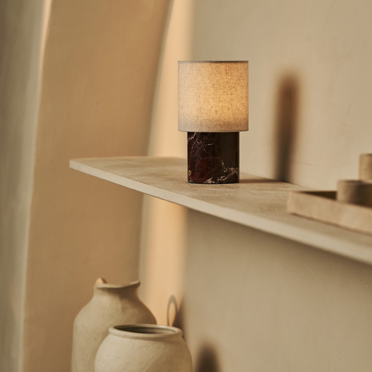 Tavellio-Amsterdam - Onoda rood / rosso levanto - marmeren oplaadbare tafellamp - met linnen verwisselbare lampenkamp