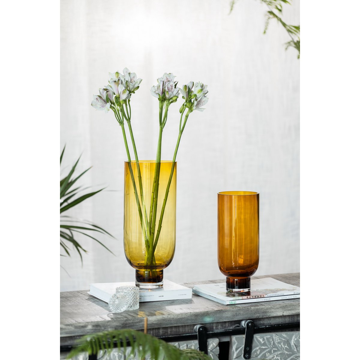 Element Accessories - Sobere moderne hoge glazen vaas, cilindrische vorm op een stevige voet, warm donkeroranje, OMAHA18AM