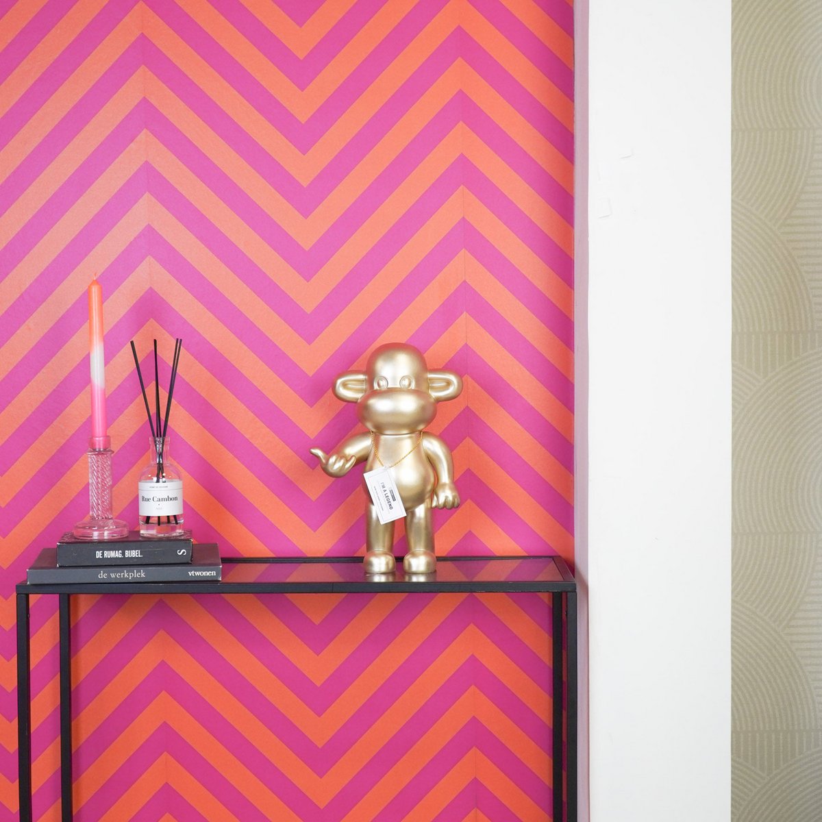 Housevitamin - Ornament - hang losse aap beeldje 'de legende' - polyresin - goud - 20,5x13,5x35cm