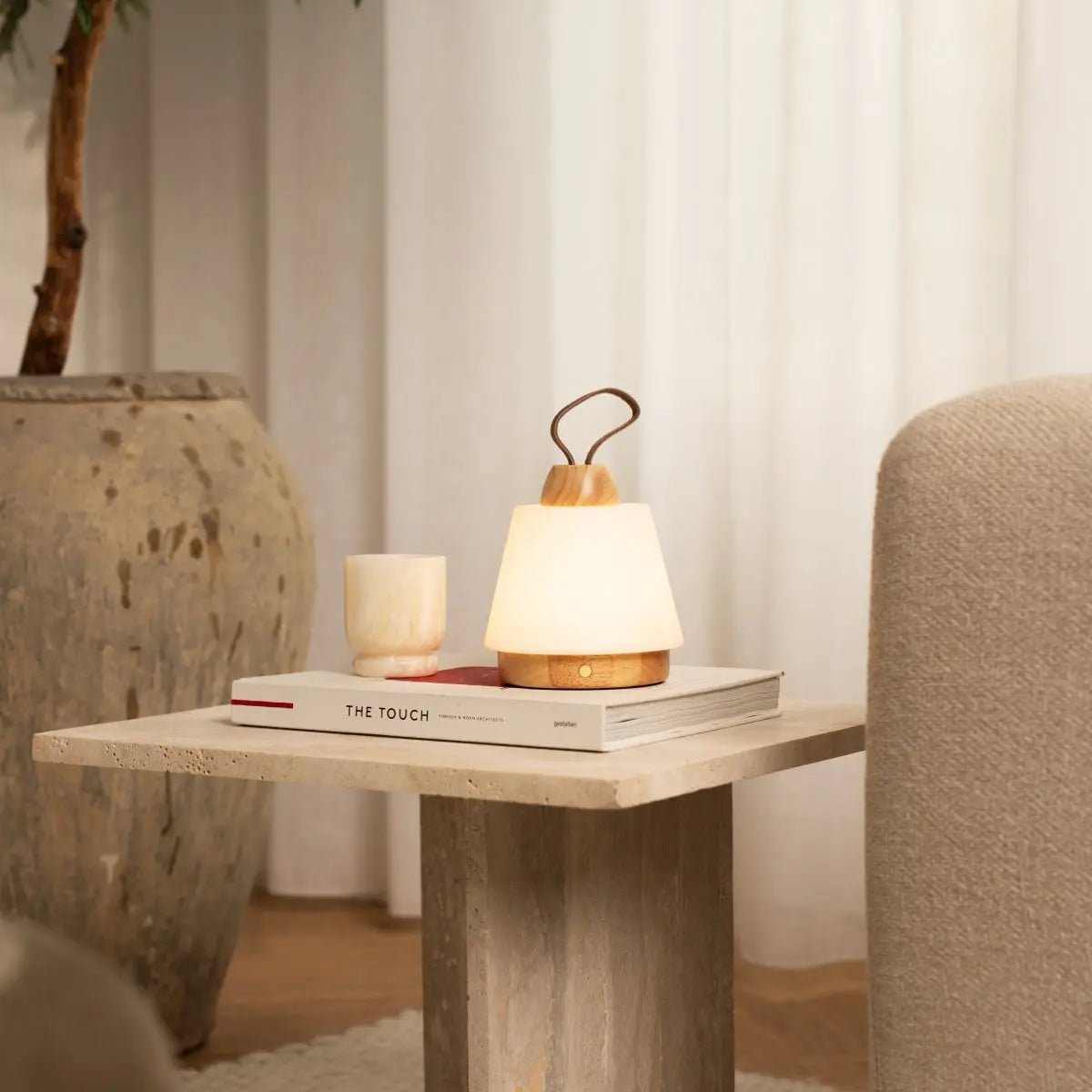 Tavellio-Amsterdam - Liv lichtbruine oplaadbare lamp – lederen band, dimbaar, draadloos