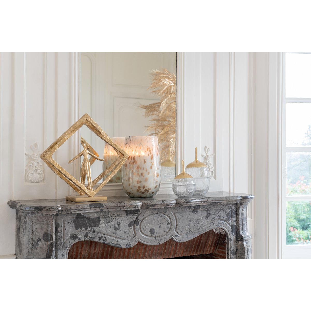 J-Line – Paar im Fenster, modernes Kunstharz, Gold