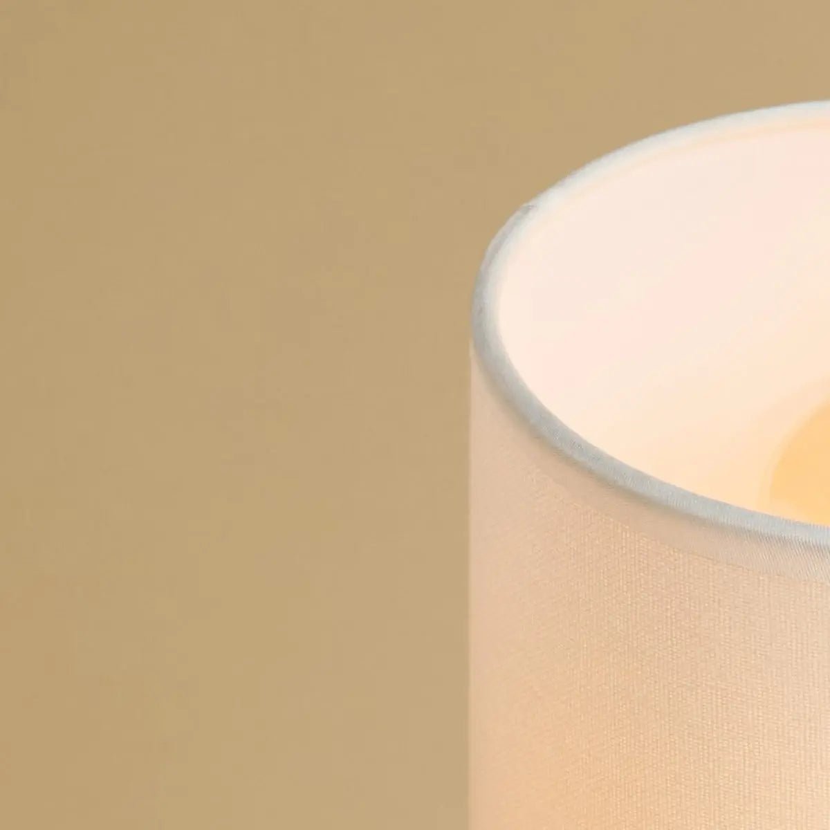 Tavellio-Amsterdam - Boris lichtbruine lamp met 2 meter koord - stof schaduwlamp en houten basis