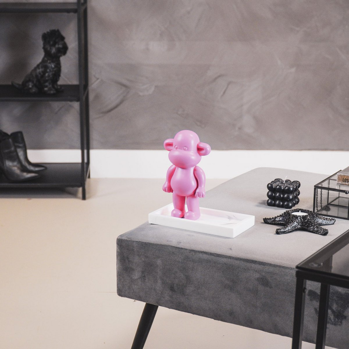 Housevitamin - Ornament - aap -beeldje 'de legende'- polyresin - roze - 11x7x19cm