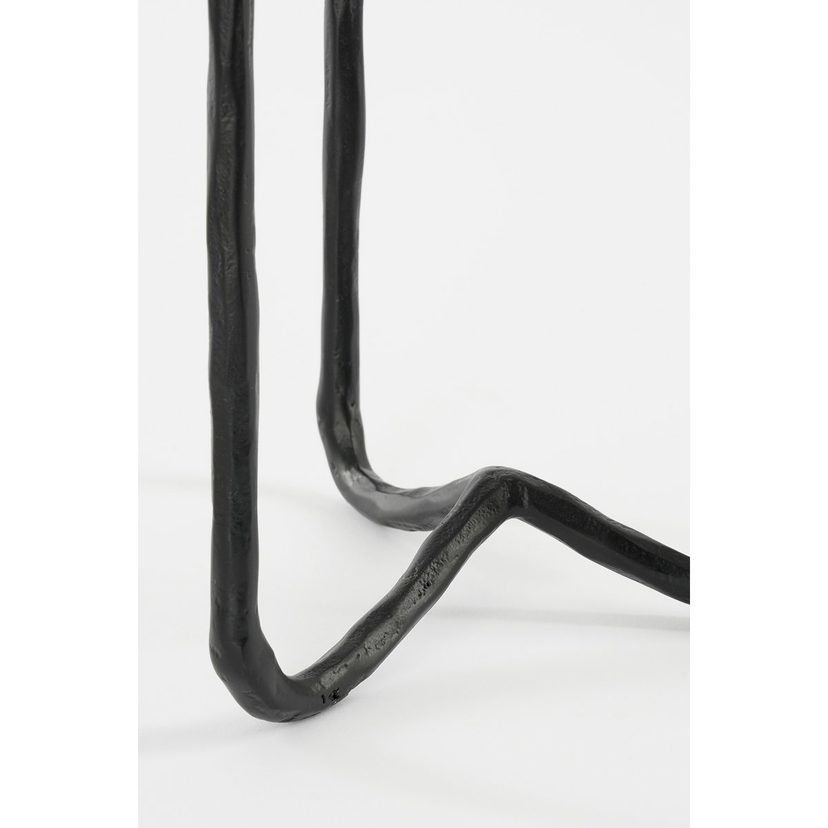 Mica Decorations – Christy Kerzenständer – L17 x B18 x H34 cm – Aluminium – Schwarz