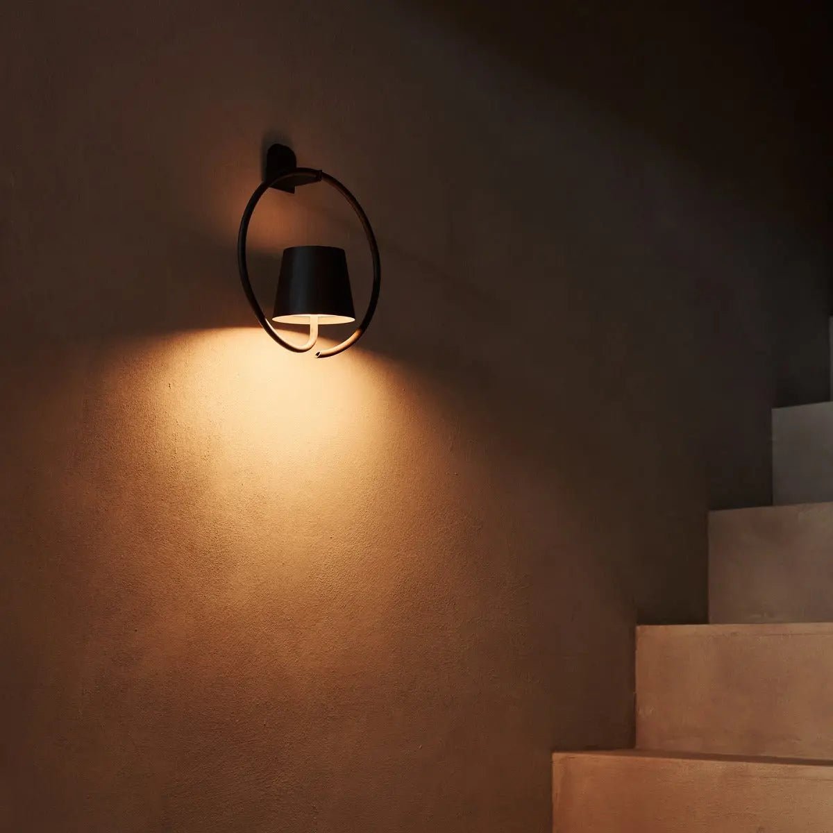 Tavellio-Amsterdam - Cielo donkerbruine oplaadbare metalen wandlamp – draadloos, dimbaar en stijlvol