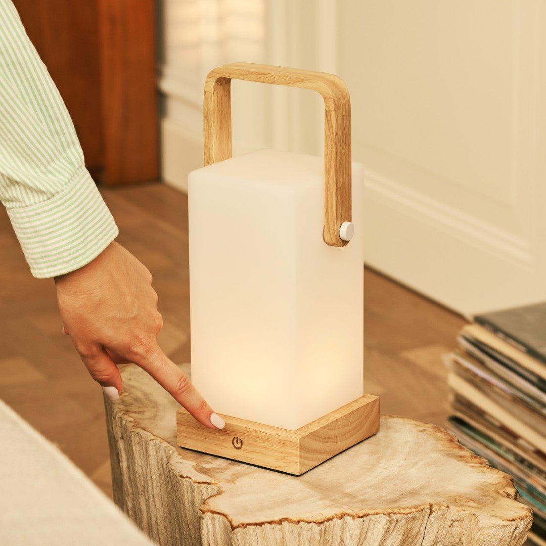 Tavellio-Amsterdam - Harper lichtbruine houten lamp – draadloze oplaadbare tafellamp met handvat