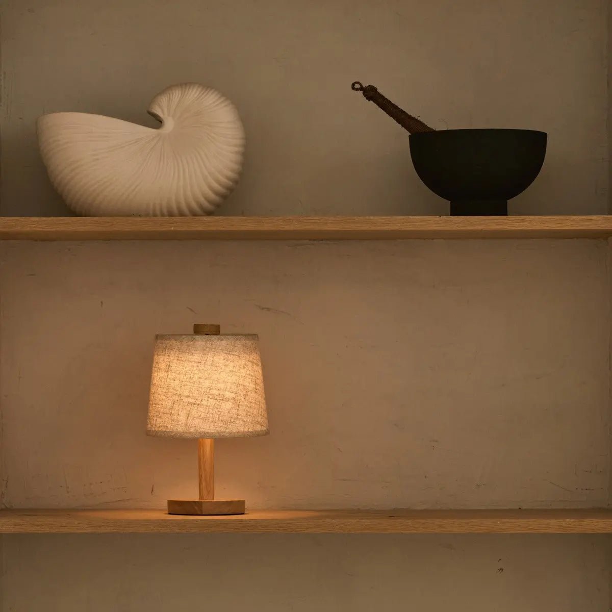 Tavellio-Amsterdam - Rover Lichtbruine Houten Oplaadbare Lamp | Snoerloos, dimbaar met stoffen kap