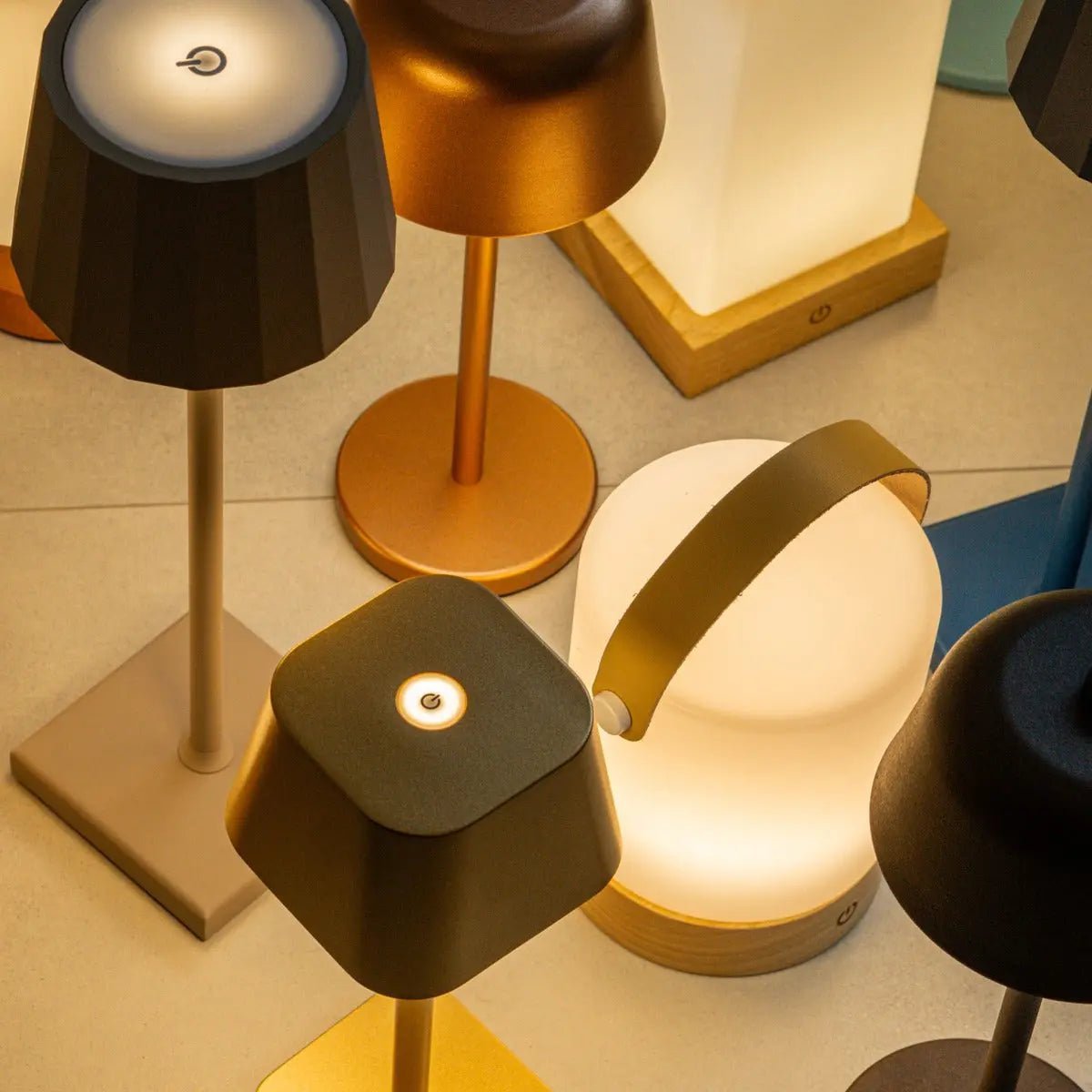 Tavellio-Amsterdam - Avery lichtbruin oplaadbare houten tafellamp – draadloos en dimbaar met leren band