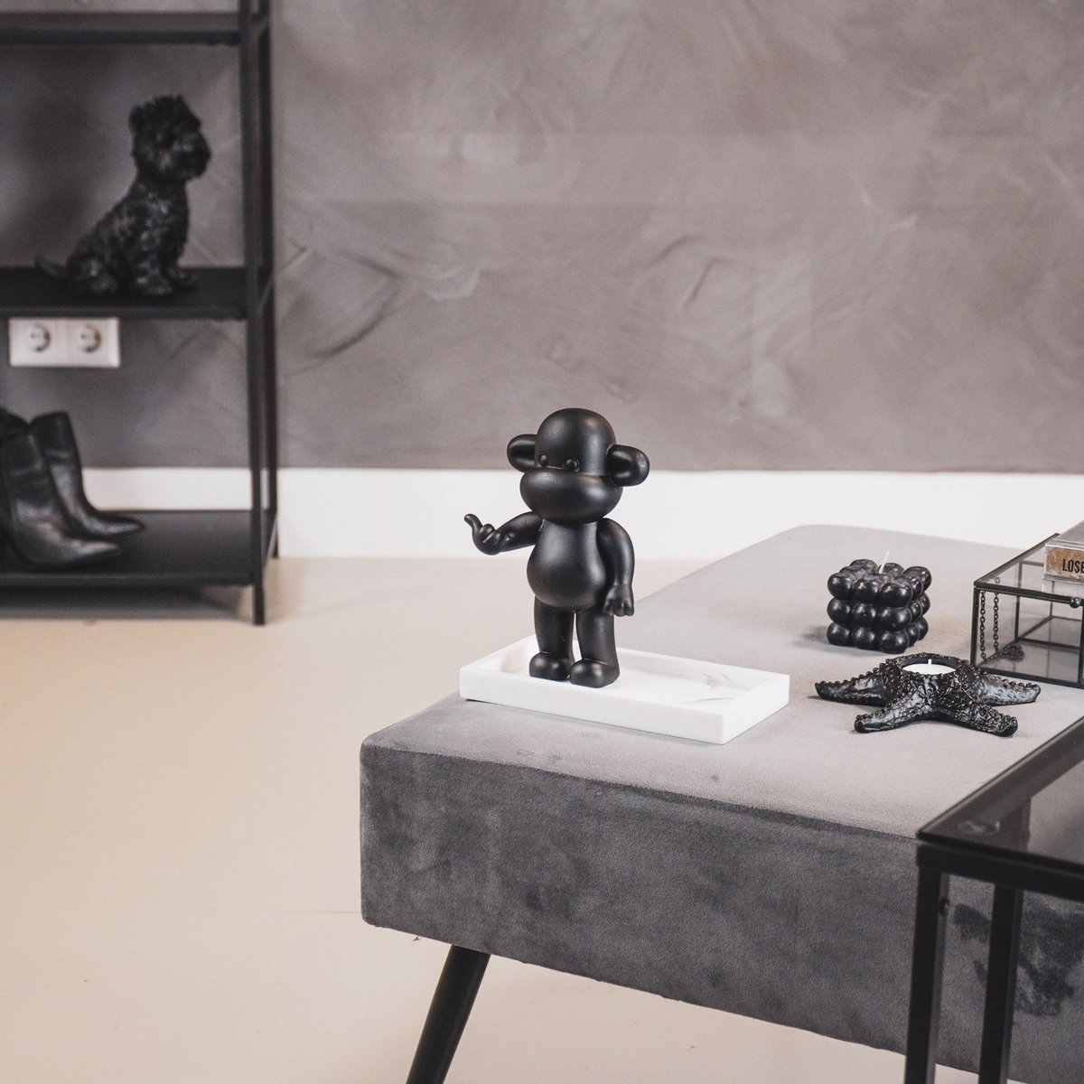 Housevitamin - Ornament - hang los aap beeldje 'de legende' - zwart - 11x7x19cm