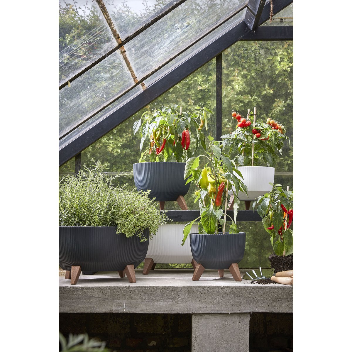 Mica Decorations – Doppio Blumentopf auf Beinen – H22 x Ø47 cm – Polypropylen – FSC Mix – gebrochenes Weiß