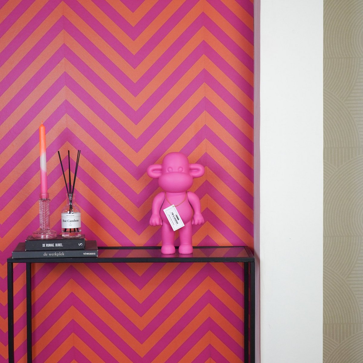 Housevitamin - Ornament - aap -beeldje 'de legende'- polyresin - roze - 20,5x13,5x35cm