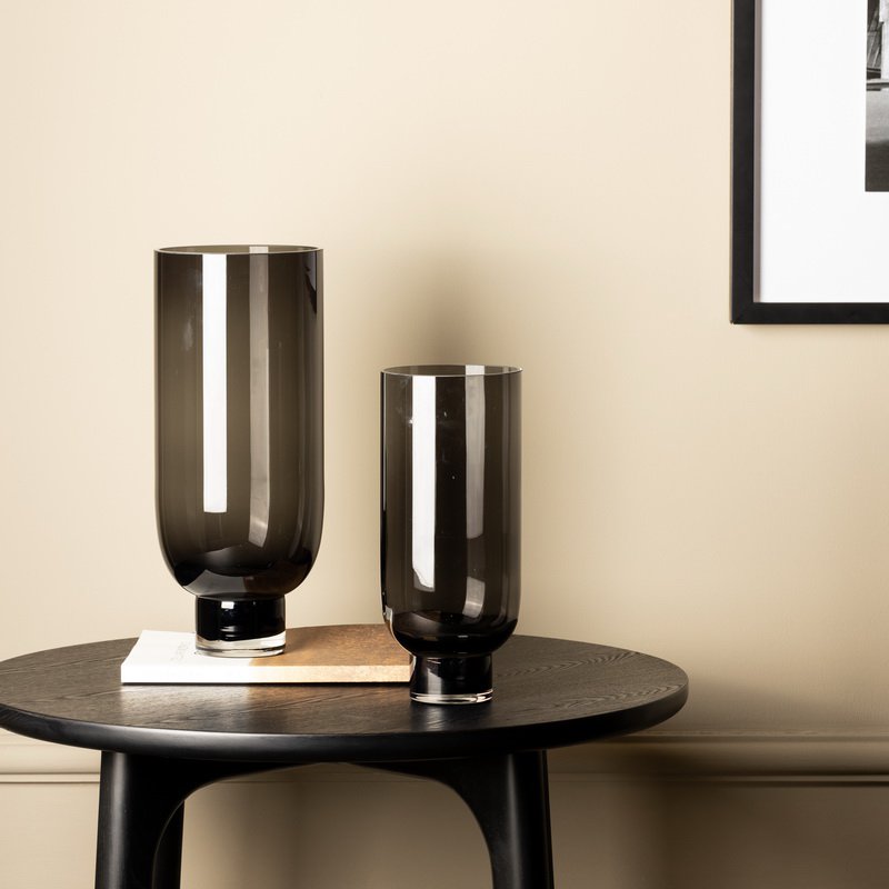 Element Accessories - Sobere moderne glazen vaas, cilindrische vorm op een elegante voet, donkergrijs, OMAHA14GR