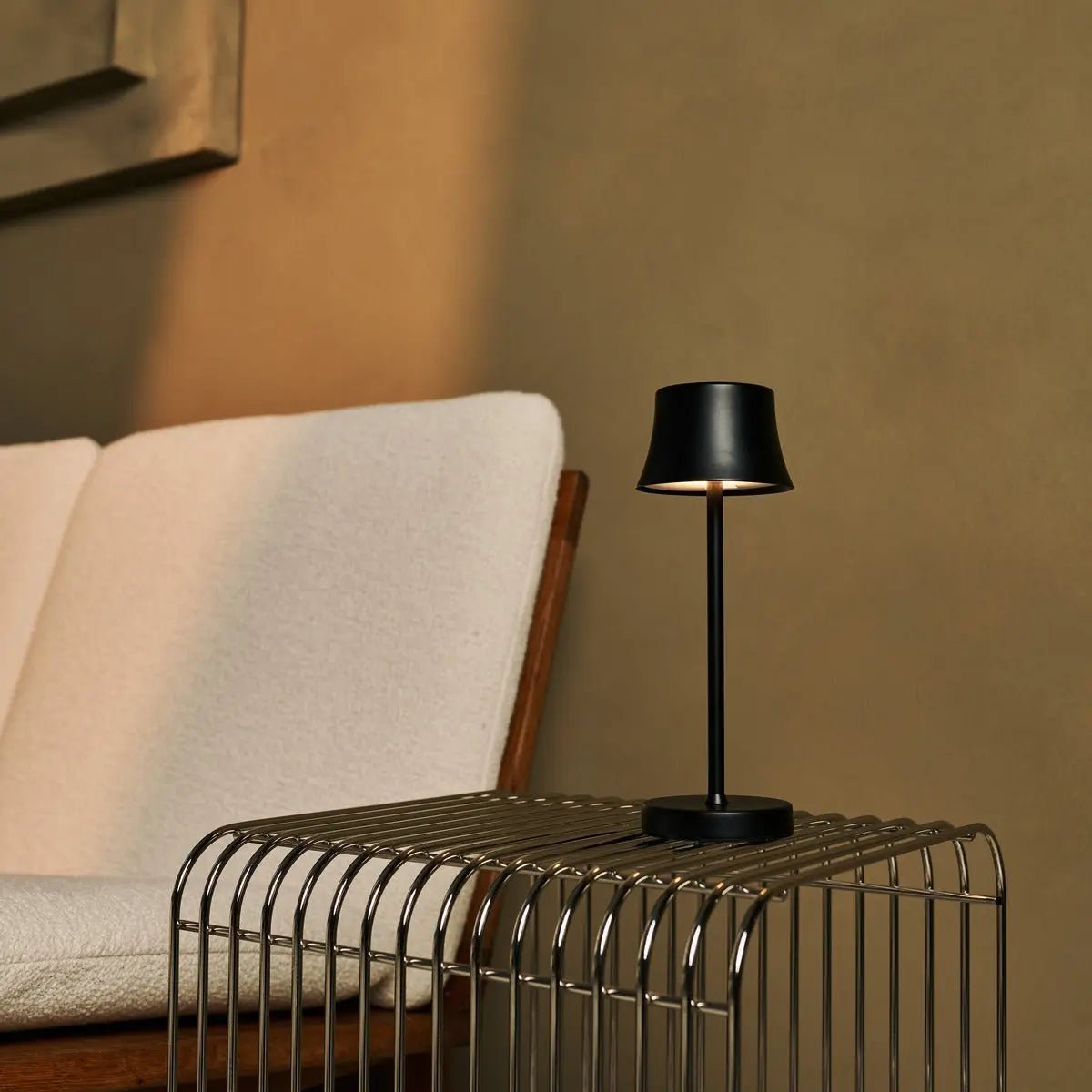 Tavellio-Amsterdam - De pijp mini middernacht zwart oplaadbare tafellamp - Draadloos opladen, dimbare lamp en 3 lichte kleuren