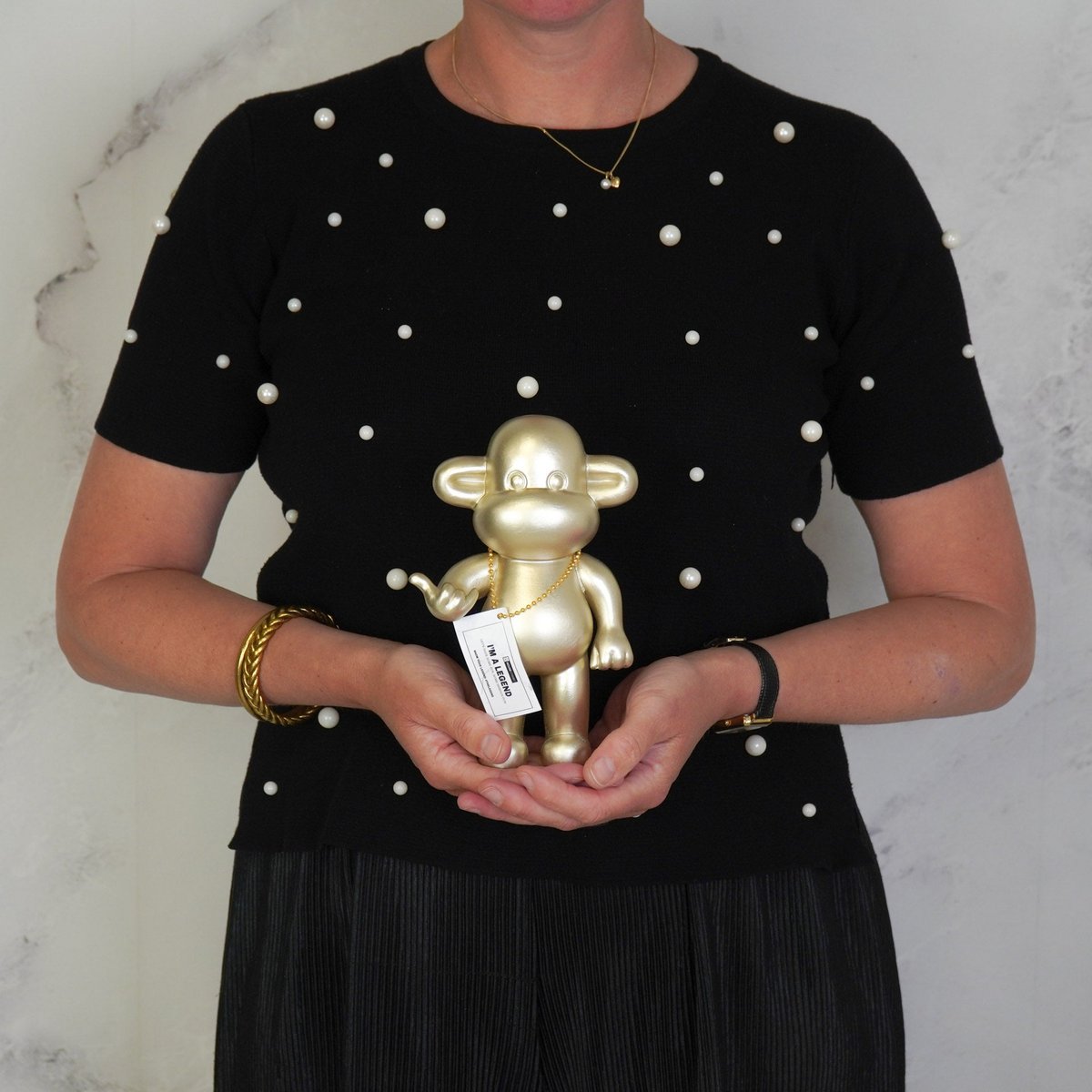 Housevitamin - Ornament - hang losse aap beeldje 'de legende' - polyresin - goud - 11x7x19cm