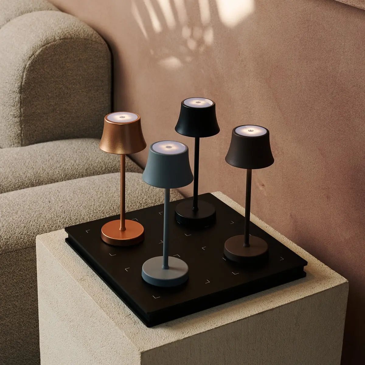 Tavellio-Amsterdam - De pijp mini middernacht zwart oplaadbare tafellamp - Draadloos opladen, dimbare lamp en 3 lichte kleuren