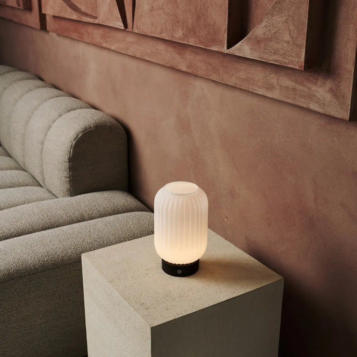 Tavellio-Amsterdam - Lilly donkerbruin unieke oplaadbare lamp - matglaslamp, houten basis, dimable, 3 lichte modi