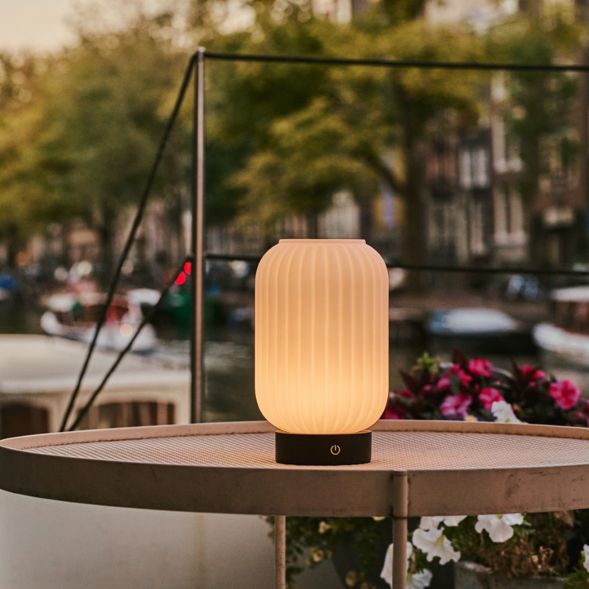 Tavellio-Amsterdam - Lilly donkerbruin unieke oplaadbare lamp - matglaslamp, houten basis, dimable, 3 lichte modi