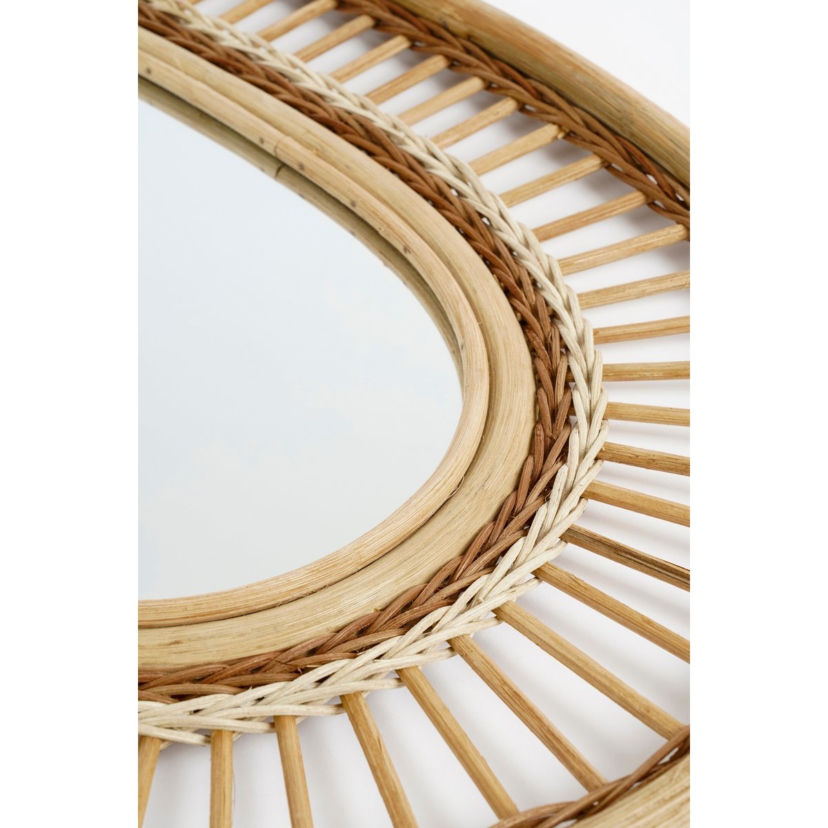 Mica Decorations - Oval Wandspiegel - L59 x B40 x H3 cm - Rotan - Lichtbruin