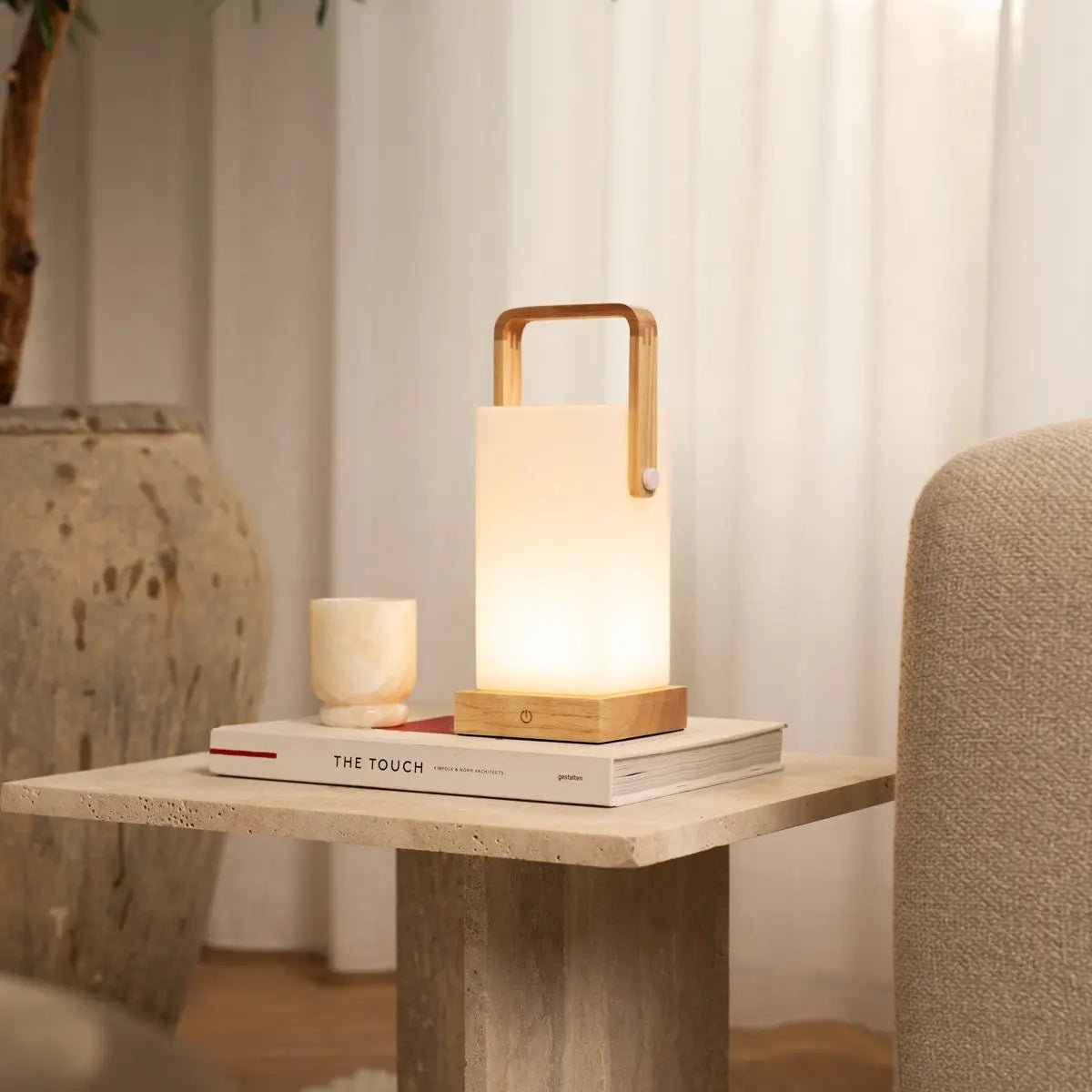 Tavellio-Amsterdam - Harper lichtbruine houten lamp – draadloze oplaadbare tafellamp met handvat