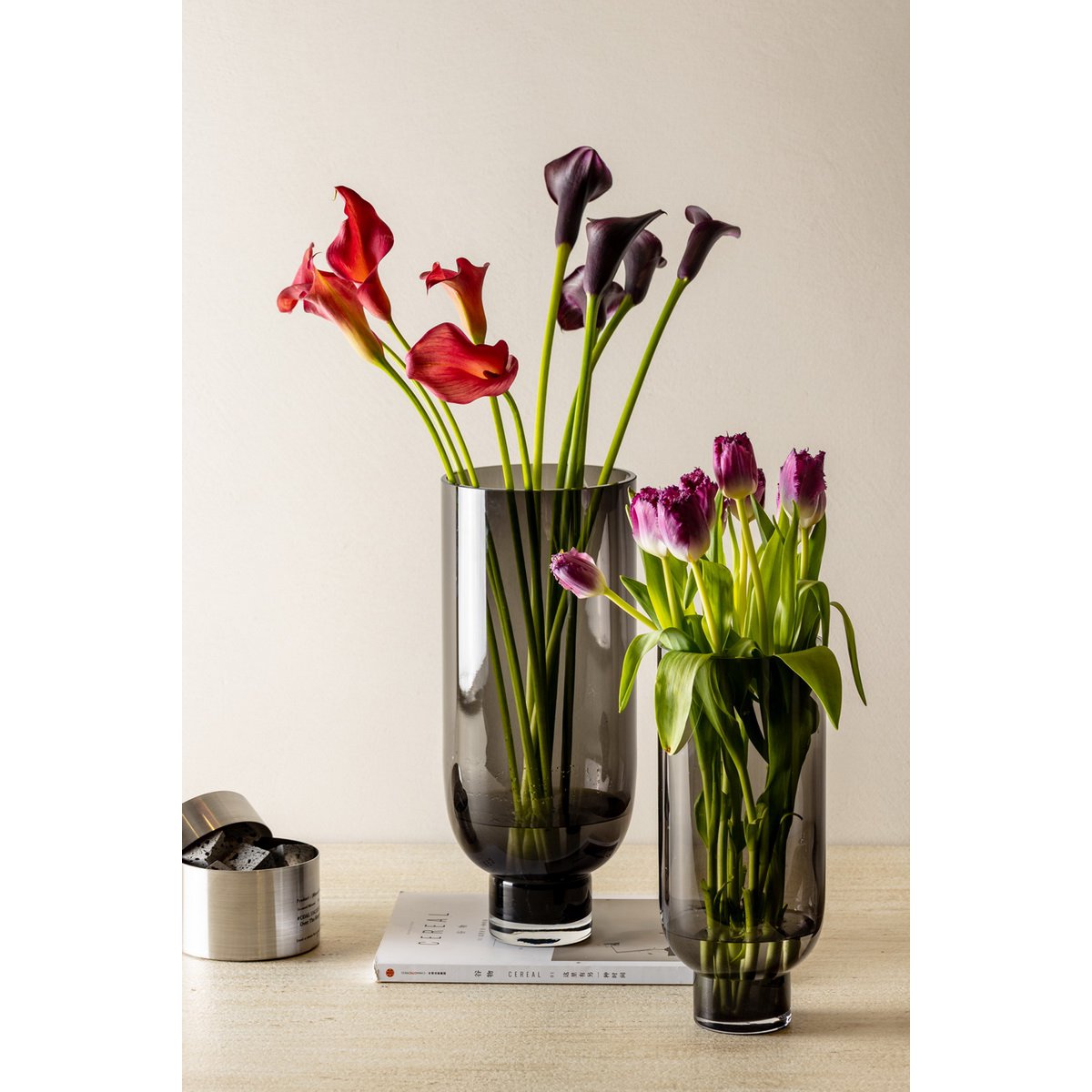 Element Accessories - Sobere moderne glazen vaas, cilindrische vorm op een elegante voet, donkergrijs, OMAHA14GR