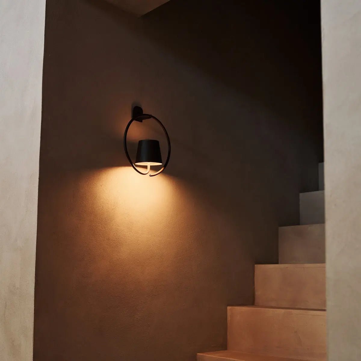 Tavellio-Amsterdam - Cielo donkerbruine oplaadbare metalen wandlamp – draadloos, dimbaar en stijlvol