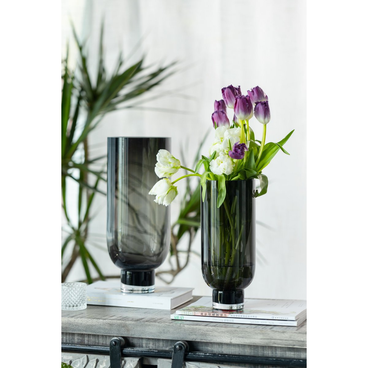 Element Accessories - Sobere moderne glazen vaas, cilindrische vorm op een elegante voet, donkergrijs, OMAHA14GR