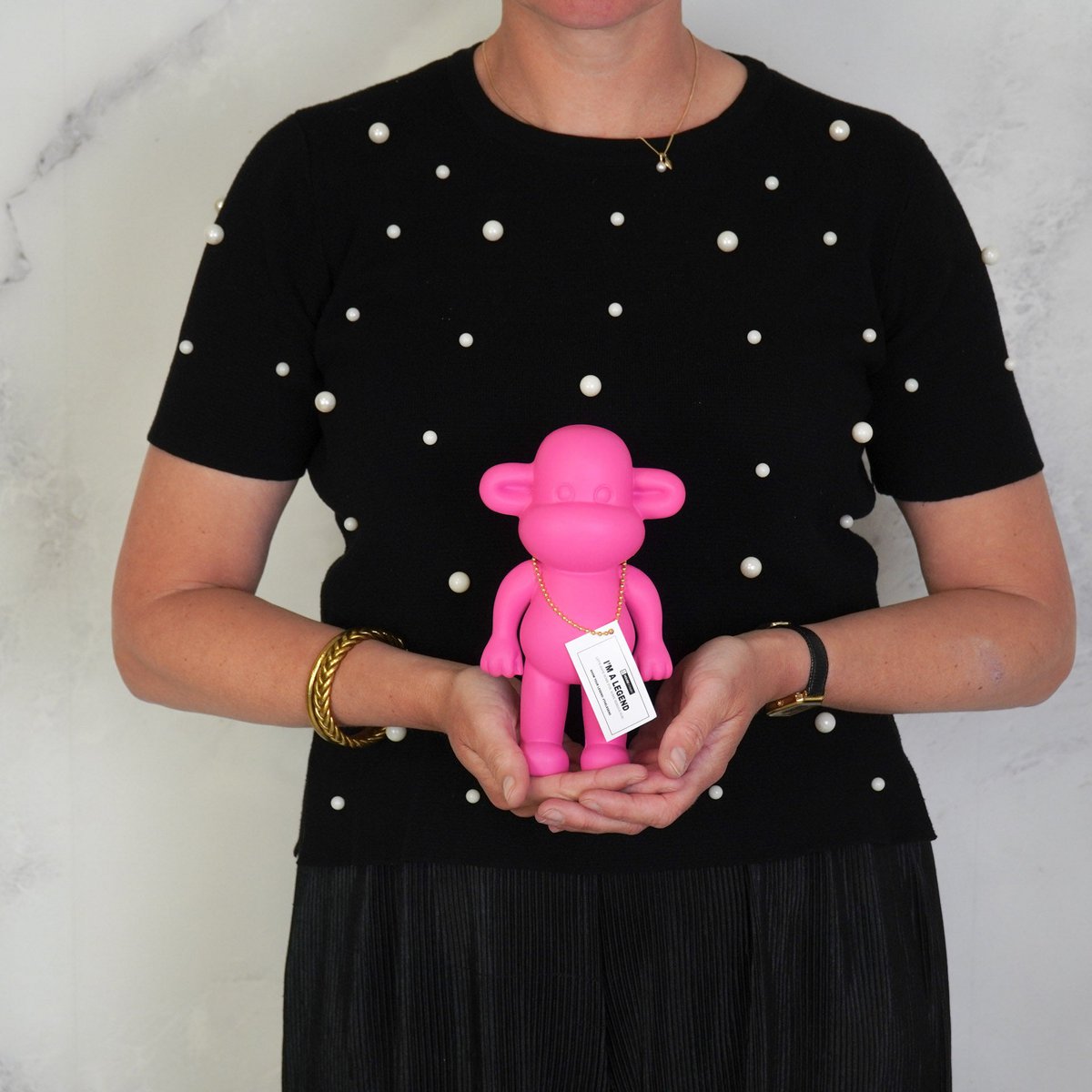 Housevitamin - Ornament - aap -beeldje 'de legende'- polyresin - roze - 11x7x19cm