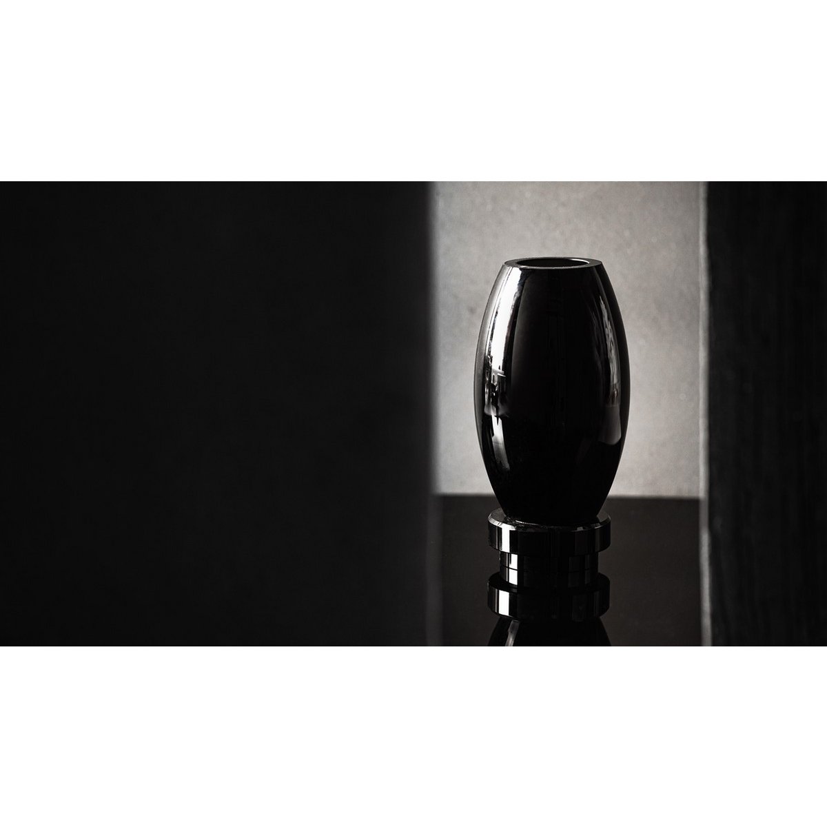 Element Accessories - Moderne vaas, innovatief design, zwart high end glas. RUD30