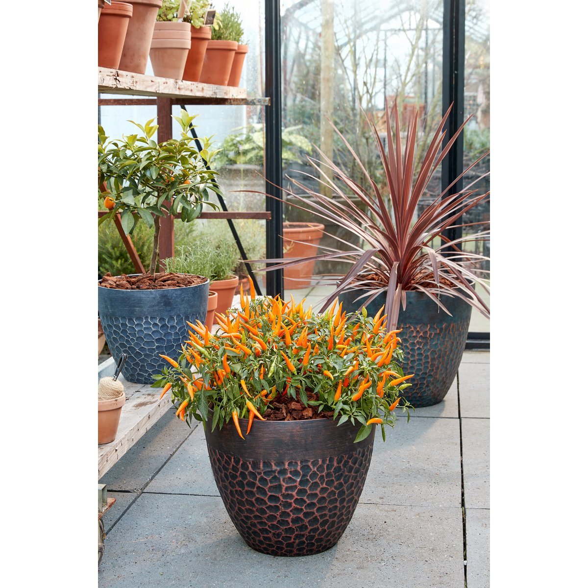 Mica Decorations - Bravo Bloempot voor Buiten - H32,5 x Ø38 cm - Bruin gehamerd