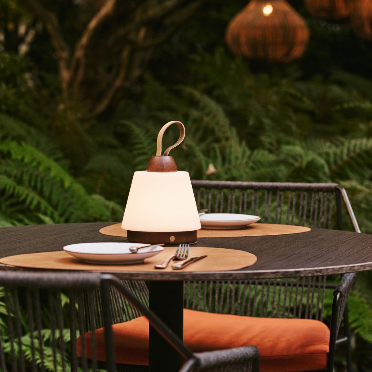 Tavellio-Amsterdam - Liv donkerbruine oplaadbare lamp – leren band, dimbaar, draadloos