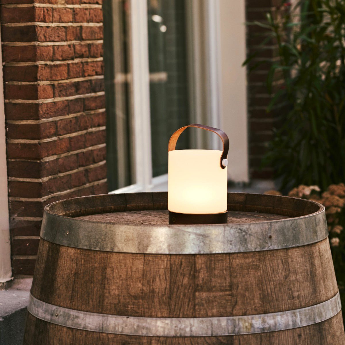 Tavellio-Amsterdam - Avery donkerbruine oplaadbare houten tafellamp – draadloos en dimbaar met leren band