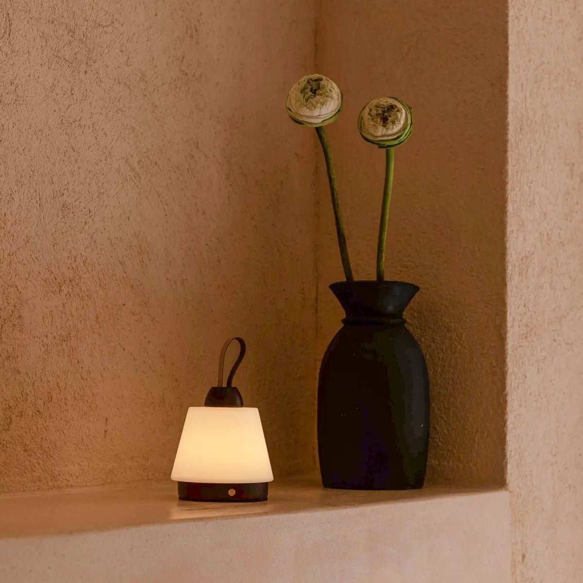 Tavellio-Amsterdam - Liv donkerbruine oplaadbare lamp – leren band, dimbaar, draadloos