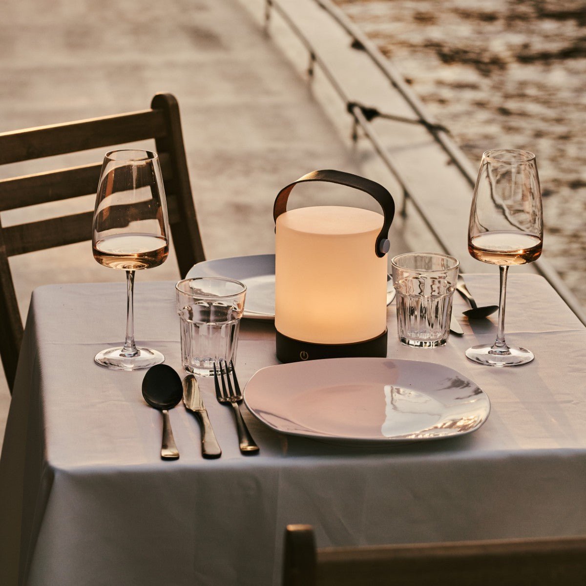 Tavellio-Amsterdam - Avery donkerbruine oplaadbare houten tafellamp – draadloos en dimbaar met leren band