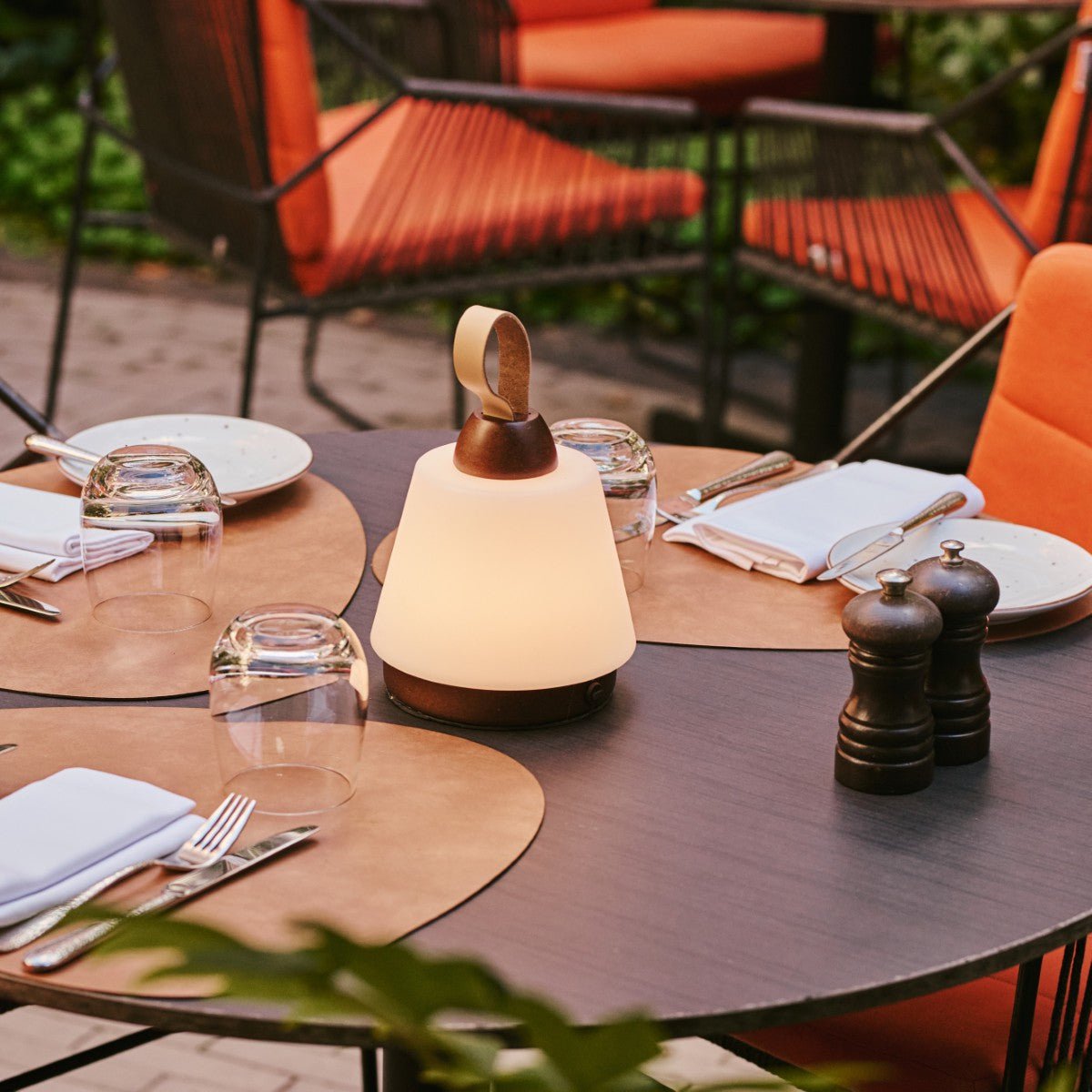 Tavellio-Amsterdam - Liv donkerbruine oplaadbare lamp – leren band, dimbaar, draadloos