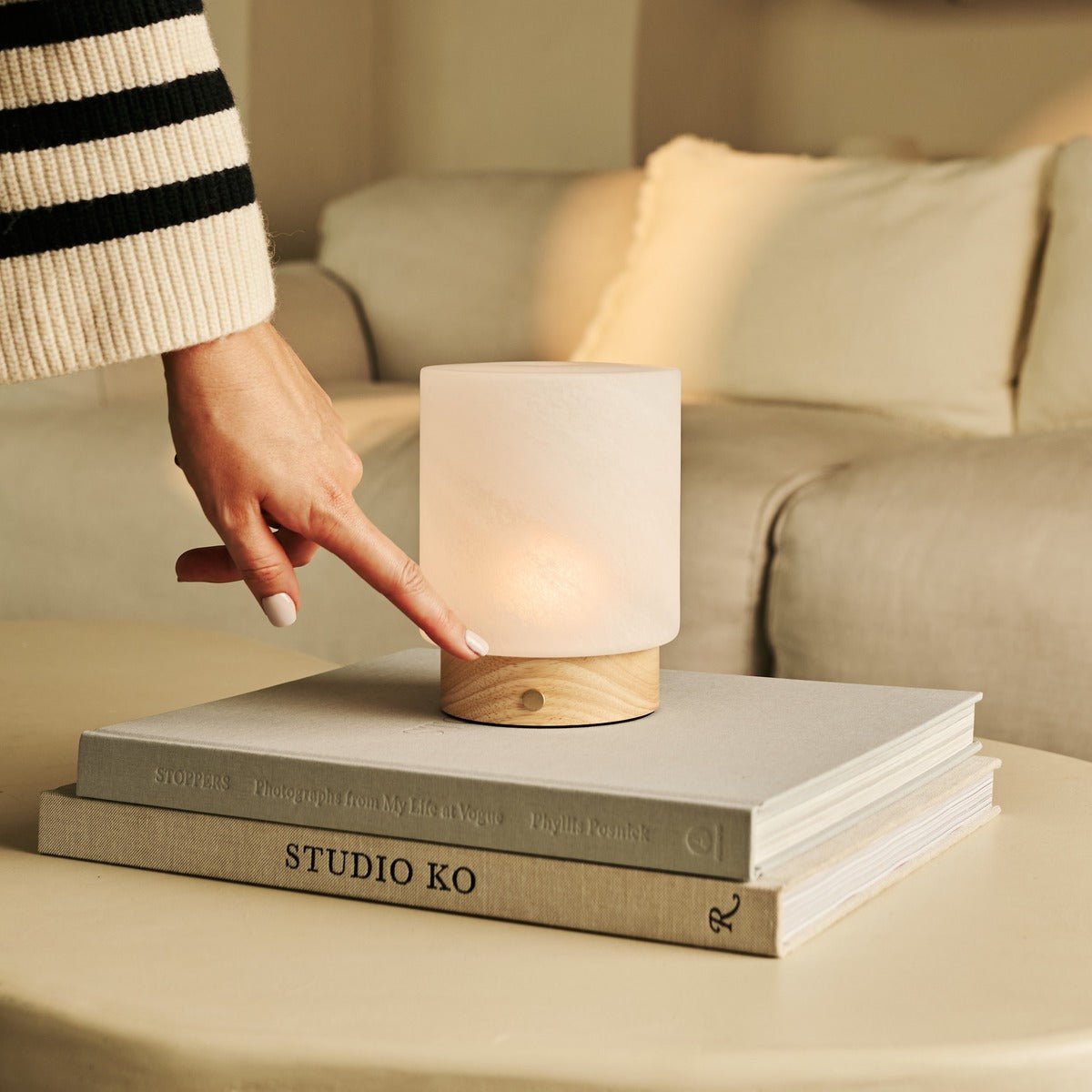 Tavellio-Amsterdam - Pien lichtbruine houten tafellamp - oplaadbaar, dimbaar en tot 100 uur batterij