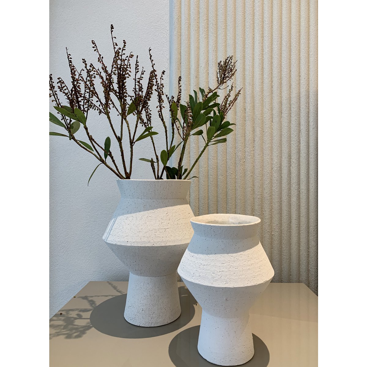 Moderne keramische vaas met ruwe witte afwerking, hoekige ronde vorm, CUZCO 20 wit